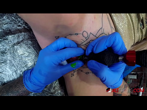❤️ Ekstreem tattooed hottie Sully Savage krige in tattoo op har klitoris ️❌ Seksfideo op fy.f150pulse.top ❌️